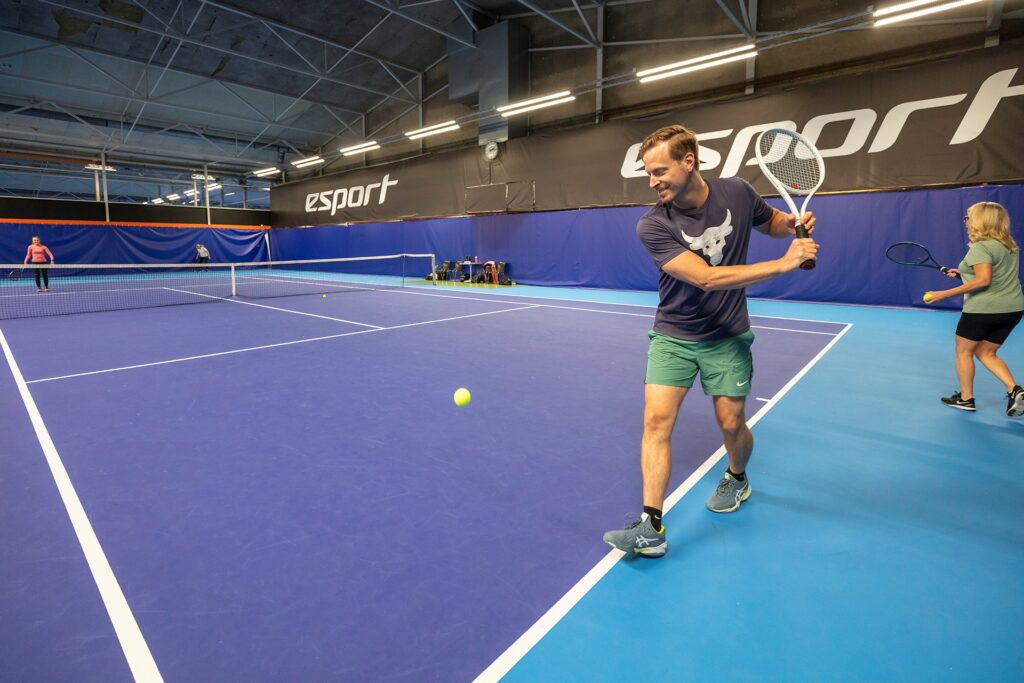 Kesäkuun tenniskurssit aikuisille